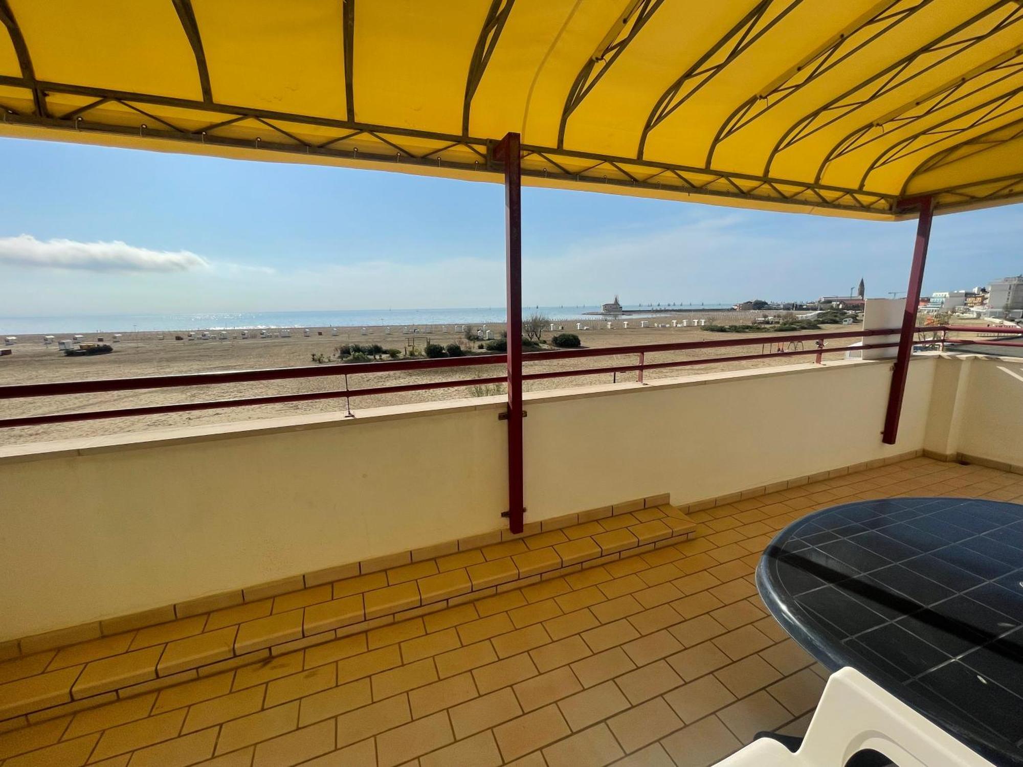 Nave Trilocale Con Terrazza Frontemare - Agenzia Cocal Apartment Caorle